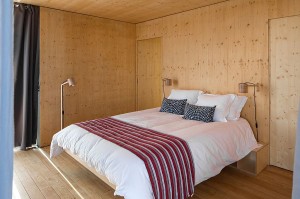 Bedroom-of-the-floating-house-with-lovely-dynamic-view-outside