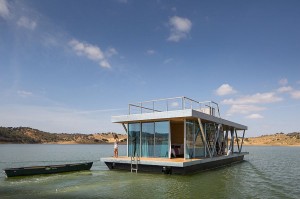 Modular-design-of-the-floating-house-allows-you-to-add-additional-bedrooms