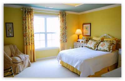 dormitorio-pintado-de-color-amarillo-con-el-techo-azul-y-blanco11