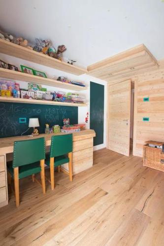 kids-room-design-sharing-desk-4
